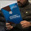 Docente leyendo libro