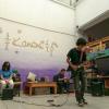 Alumno de preparatoria toca musica en guitarra para adultos mayores
