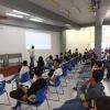 Expositor frente asistentes en auditorio