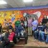 Participantes en actividad junto al escritor
