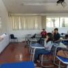 Docente frente a alumnos en aula