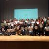 Alumnos participantes en escenario de auditorio