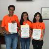 Grupo de alumnos con diplomas