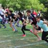 Alumnos corriendo en campo