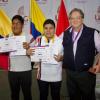 Alumnos con reconocimiento junto a su asesor