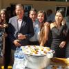 Director de la Escuela Vocacional, maestro Nicolás Alonso Estrella, con alumnas en muestra gastronómica del Bachillerato Tecnológico en Turismo