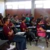 Grupo de alumnos en un aula de la Preparatoria de Jalostotitlán recibiendo una charla por personal de la Coordinación de Servicios Estudiantiles de la UdeG sobre la cultura y acciones preventivas de salud