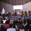 Orquesta en escenario de auditorio frente al espectador