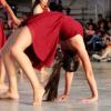Alumna en presentación de tabla rítmica en el plantel