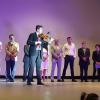 Autoridades del evento y alumnos en escenario
