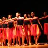 Grupo de danza contemporaneo en escenario
