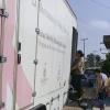 Mujeres ingresando a la unidad movil de mastografía gratuita