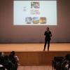 Expositor en auditorio frente a asistentes