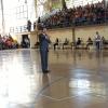 Director charla con padres de familia en el auditorio del plantel