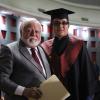 Director junto a estudiante