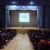 Expositor en auditorio frente a asistentes