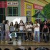 Alumnos en escenario de auditorio
