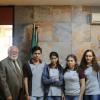 Alumnos junto a director del plantel