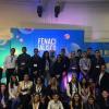 Grupos de alumnos en estand
