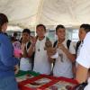 Grupos de alumnos en estand