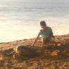 joven junto a tortuga