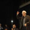 Escritor en auditorio frente a asistentes
