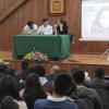 Escritor en auditorio frente a asistentes