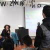 Escritor en auditorio frente a asistentes