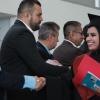 Alumna egresada con autoridades del presidium