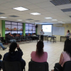 Expositor en auditorio frente a asistentes
