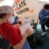 Participantes de Brigadas Multidisciplinarias Nos Late Servir atiende paciente