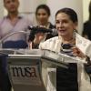 Cristina Kahlo en uso de la voz en pódium