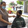 Mujer dona cabello