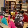 Personas leen libro en biblioteca