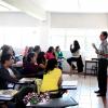 Docente frente a alumnos en aula