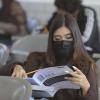 Mujer realiza examen en aula