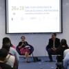 Expositores frente a asistentes en auditorio