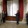 Autoridades del presidium develando muro