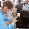 Mujer recibe aplicación de vacuna