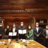 Autoridades del evento en firma del documento