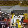 Integrantes de equipo varonil de voleibol disputando un encuentro 
