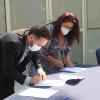 Autoridades del evento en firma de documento