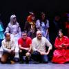 participantes en obra de tetro junto autoridades del evento