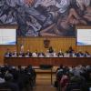 Autoridades del evento en presídium frente asistentes en el Paraninfo universitario