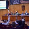 Autoridades del evento frente a asistentes en auditorio
