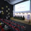 Autoridades del evento en presidium frente a asistentes