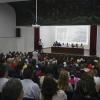 Autoridades del evento en presidium frente a asistentes en auditorio