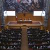 Autoridades del evento en presidium frente a asistentes en auditorio