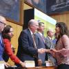Integrantes de la mesa del presídium entrega medalla alumna
