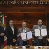 Autoridades del evento en sala de reunión mostrando los documentos del acuerdo